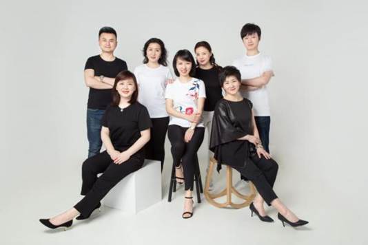 《交响音乐赏析》混合式课程团队照片(英国威廉希尔唯一官网曹耿献)